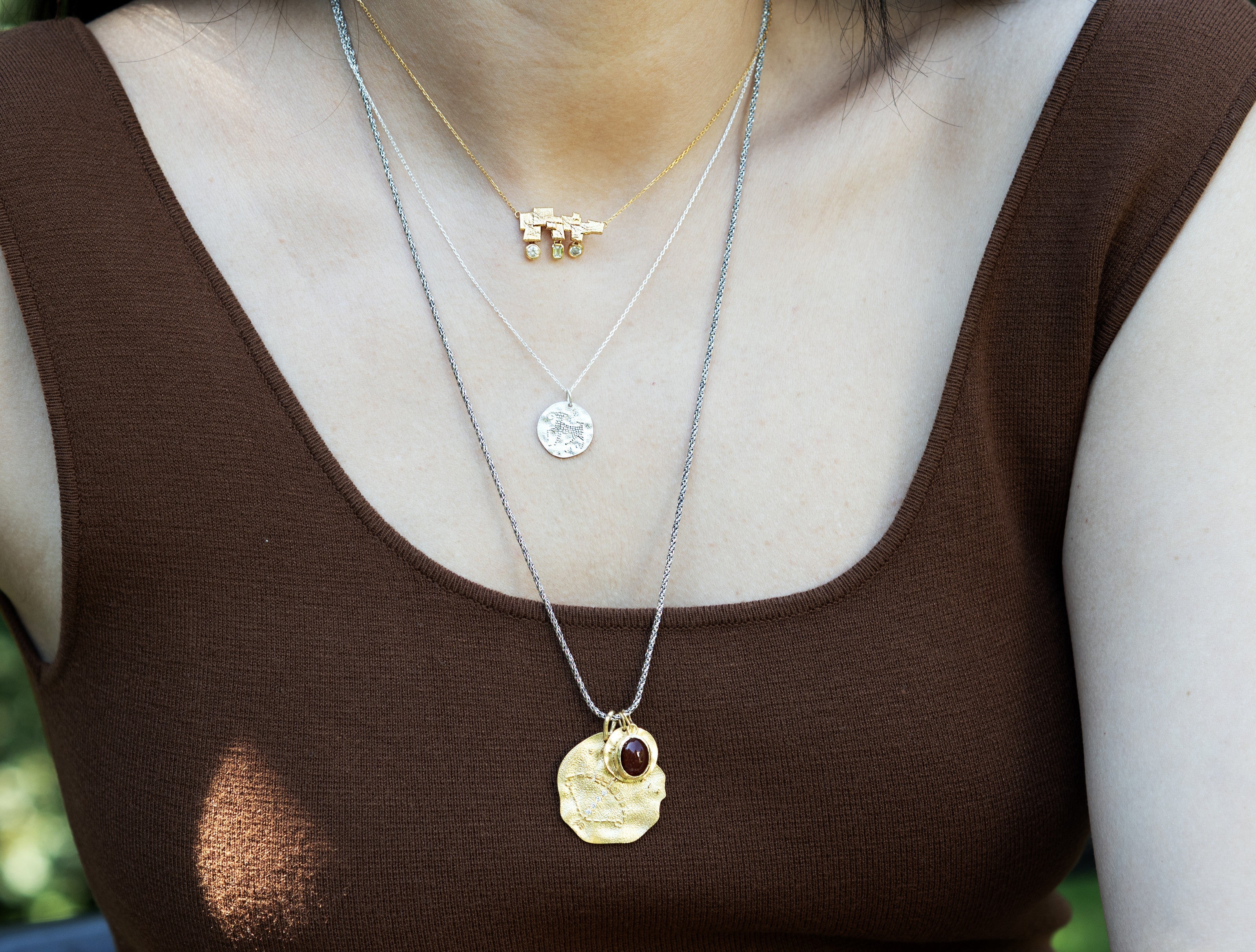 Garnet charm, büyük altın burç madalyonuyla gümüş zincirde — Monapetra