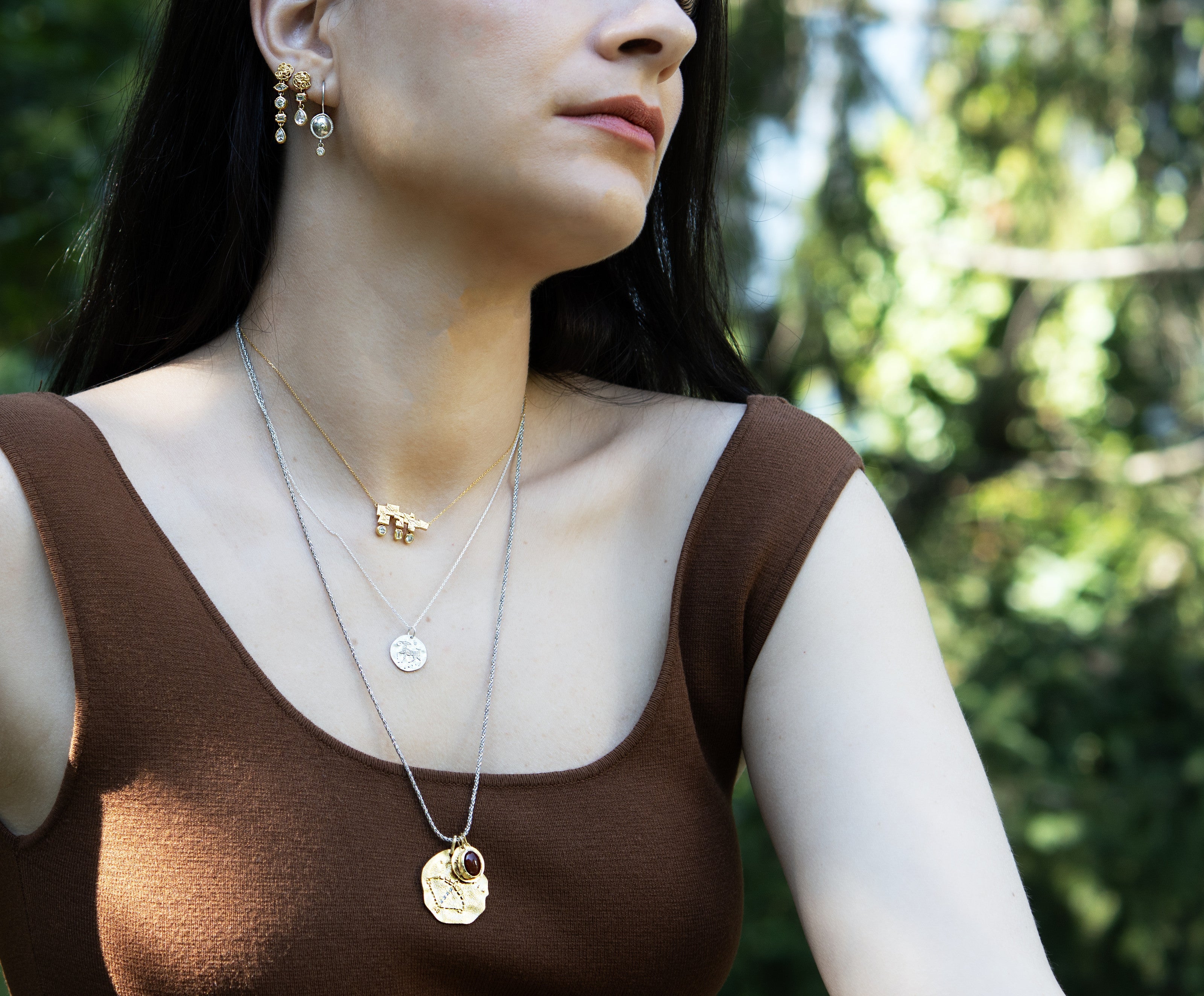 Garnet charm, katmanlı burç kolyesi kombininde — Monapetra